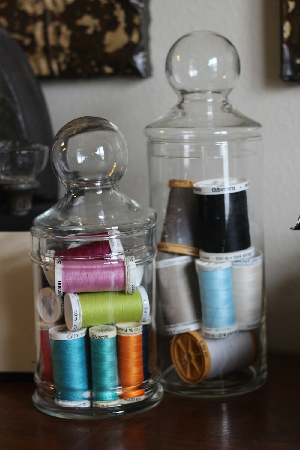 Linhas de costura coloridas organizadas no ateliê